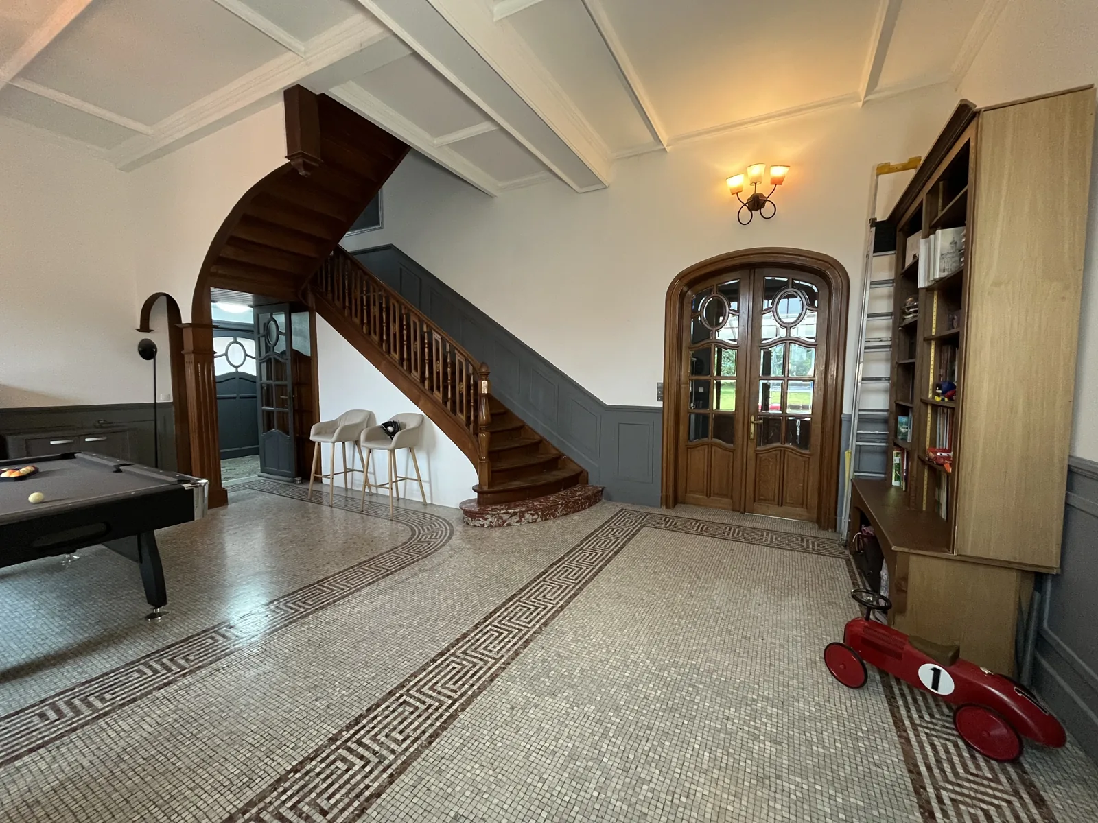 Le hall d'une maison de maître, photo brute sortie de l'appareil