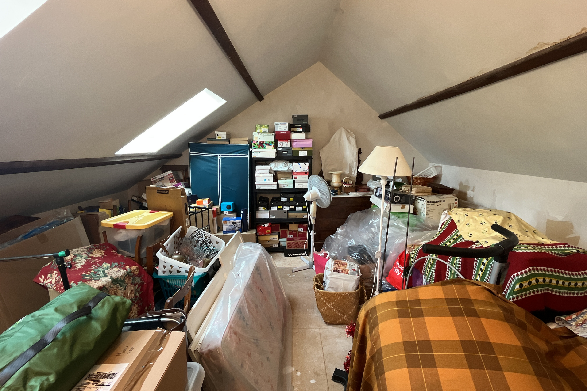 Avant homestaging IA – grenier brut